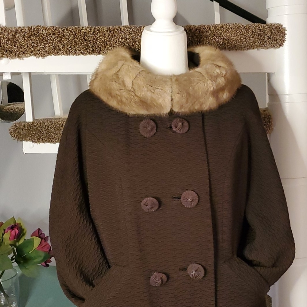 Chic Vintage Coat with Fur Collar - Picture 2 of 12